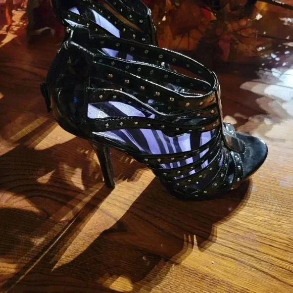 LALA 725 Originals Patent Black Strappy studded Sandles 4 " heels size 7 - Picture 8 of 11